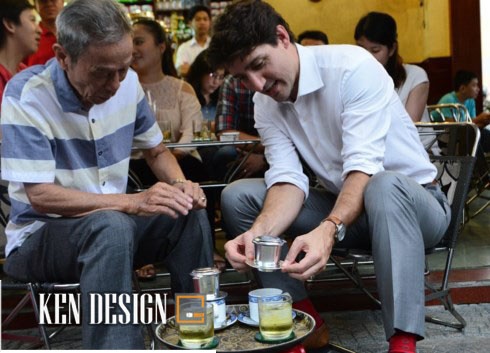 Thủ tướng Canada ghé cafe vỉa hè Sài Gòn, gọi cafe phin và tấm tắc khen ngon